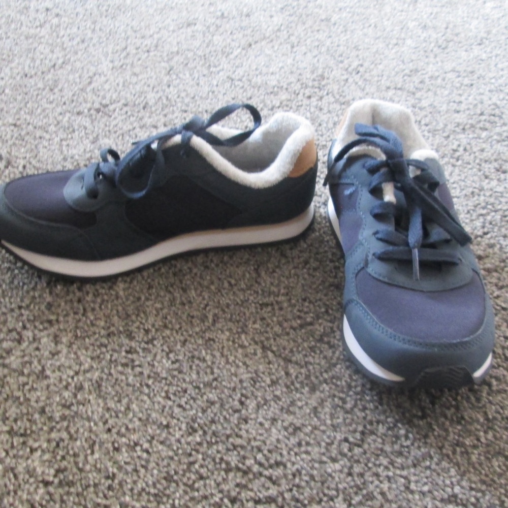 Brand new navy boys sneakers size 3 cat and Jack